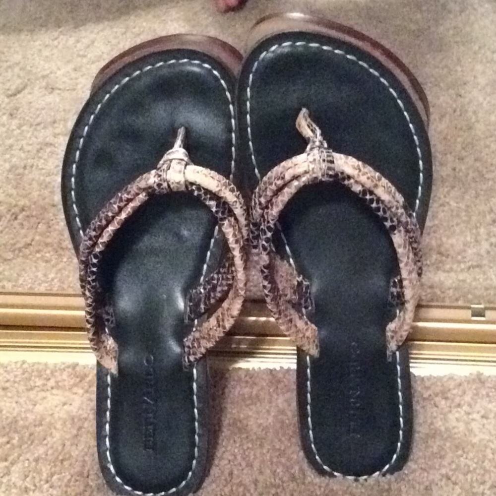 Strappy flat sandal